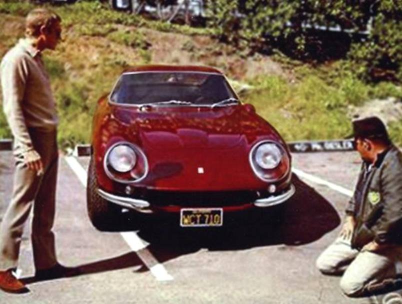 Ferrari GTB/4 del 1967 appartenuta a Steve McQueen, qui in una foto d&#39;epoca, venduta a 10,175 milioni di dollari nell&#39;evento di RM Auction a Monterey